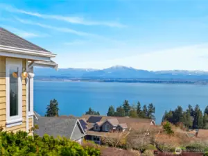 Water and mountain views envied by the neighbors!