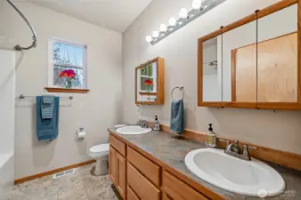 Full bath for Bedrooms 2/3