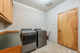 Main floor laundry room w access to the garage