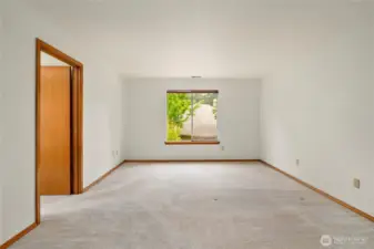 Primary Bedroom w Ensuite Bath
