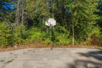 A dedicated basketball hoop and paved court provide a great space for outdoor fun, whether it’s a quick game, shooting practice, or an active break in the fresh air. Surrounded by lush greenery, it’s an ideal spot for both recreation and relaxation.