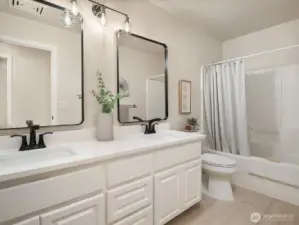 Upstairs full bathroom.