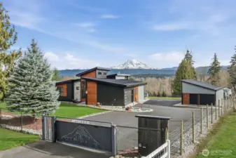 Look at this beauty! Clean, pristine and knock out panoramic views of Mt.Rainier and the foothills~