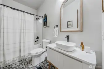 2nd bathroom off the 2nd bedroom~