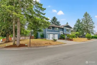 Desirable Kirkland neighborhood home close to parks and trails!