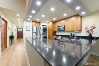 The kitchen is illuminated by a combination the latest lighting technology (dimmable light bulbs that can be adjusted for brightness and warmth) and elegant ceiling design.
