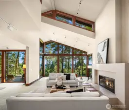 With lake views stretching from south to north, the panoramic scene is both breathtaking and serene.