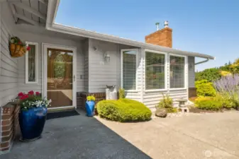 Welcoming front entry!