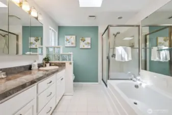 ... with HUGE ensuite ... walk-in shower ... soaking tub ... love the glass block & soothing colors!