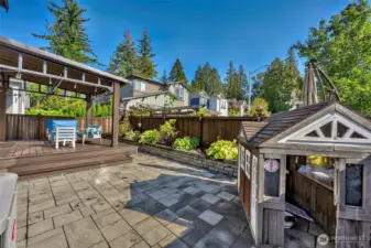 Low maintenance yard with pavers