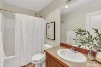 2nd Full bathroom upstairs