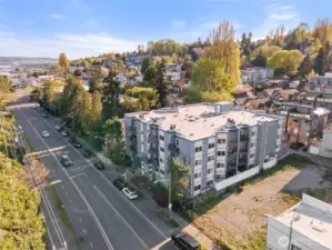 Easy access to the protected bicycle lane connecting Elliot Bay and Burke-Gilman trails.