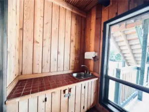 Solarium extra sink.