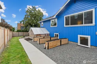 Above-ground planters with built-in irrigation create a gardener’s delight—ready for effortless growing and seasonal harvests.