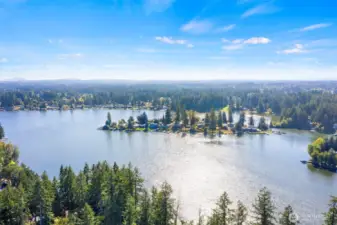 with access to Long Lake Community Park.