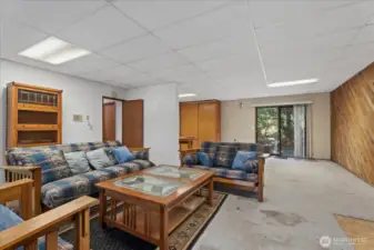 FAMLYROOM & GAME AREA