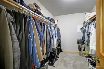 Attached big walk-in closet~