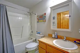 Main floor full guest bedroom~