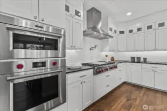 WELCOME TO YOUR GENUINE 'CHEF'S' DREAM KITCHEN!