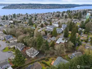 Amazing location. Close to Coulon, The Landing and The Seahawks facility.