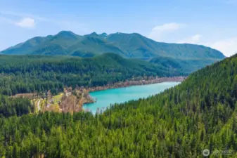 The location in North Bend is prime w/ plenty of hiking trails and close proximity to not only Brewster Lake within the neighborhood, but Rattlesnake Lake just a mile or so down the road.