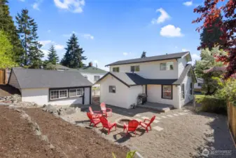 Private backyard for enteraining