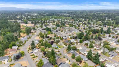 Home close to shopping, restaurants, medical, bus line, I-5 access & JBLM.