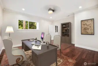 Virtual Stage: This spacious room offers endless possibilities—ideal for a home office, library, or flex space to suit your needs. With generous dimensions and natural light, it provides a comfortable and productive environment. Whether for work, study, or creative projects, the layout adapts easily to your lifestyle.