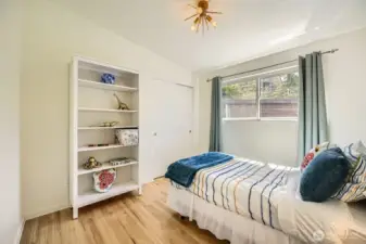 Big 2nd bedroom on upper level big closet