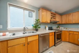 Spacious wraparound kitchen