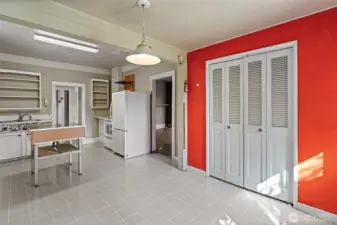 Washer and dryer behind bi-fold doors