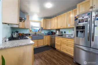 Plenty of storage and counter space in this kitchen!