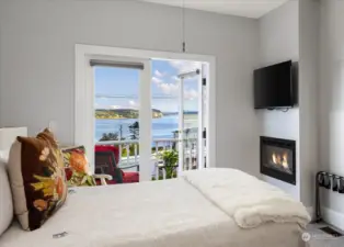 Cabot suite 160 sq. ft. cozy room with queen bed and views of Penn Cove and glacier-covered Mt. Baker.