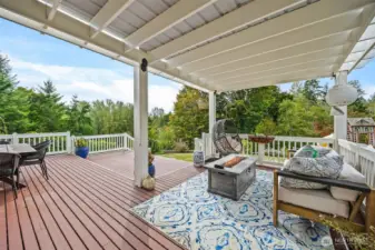 Covered Deck to enjoy all year!