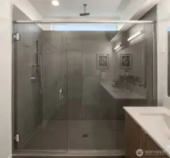 Primary en suite bathroom.