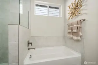 Disclaimer Secondary photos of same floor plan on different lot in different community: Photos are from another Aurora, finishes, upgrades, and features may vary.