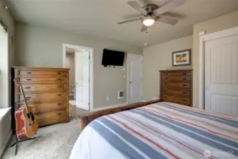 The primary bedroom has en-suite bathroom.