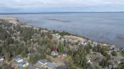 Fantastic location between Duck Lake and the Bay!