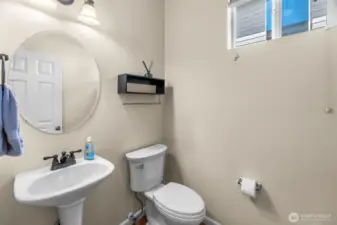 Main level 1/2 bath