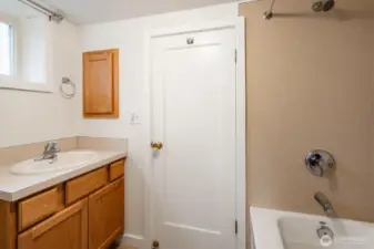 Apartment full bathroom.