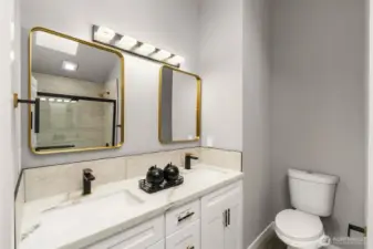 upstairs master en-suite