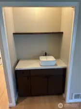 Coffee &/or Wet Bar in the kitchen/family room area. Great while entertaining.