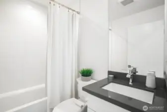Full bathroom (floor 2)