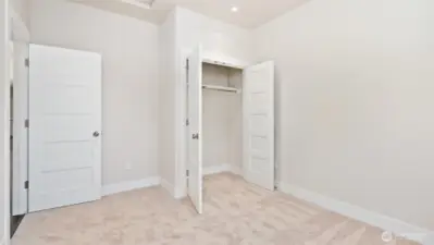 Middle bed closet
