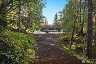 What a nice peaceful driveway to this private location in the country.