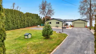Lakefront living in Moses Lake—nearly an acre of privacy with stunning water views