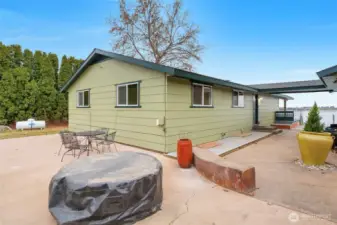 Inviting entry with a sightline straight through to the lake