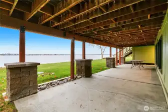 Outdoor spaces designed to fully enjoy the lake lifestyle