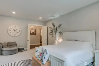 Spacious main floor with 10' tall ceilings