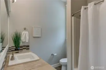 Main guest bath between the guest rooms